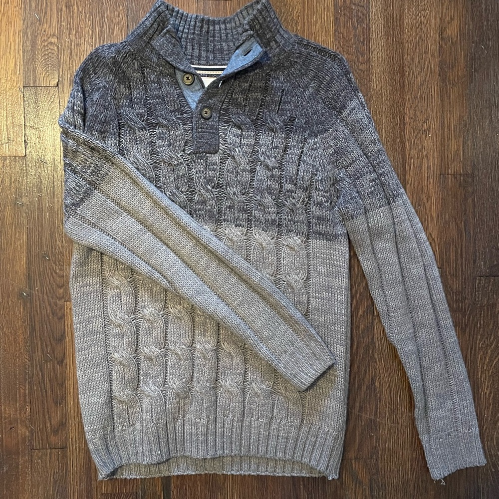 Gray and Blue Men’s Medium V-Neck Sweater 🌟
